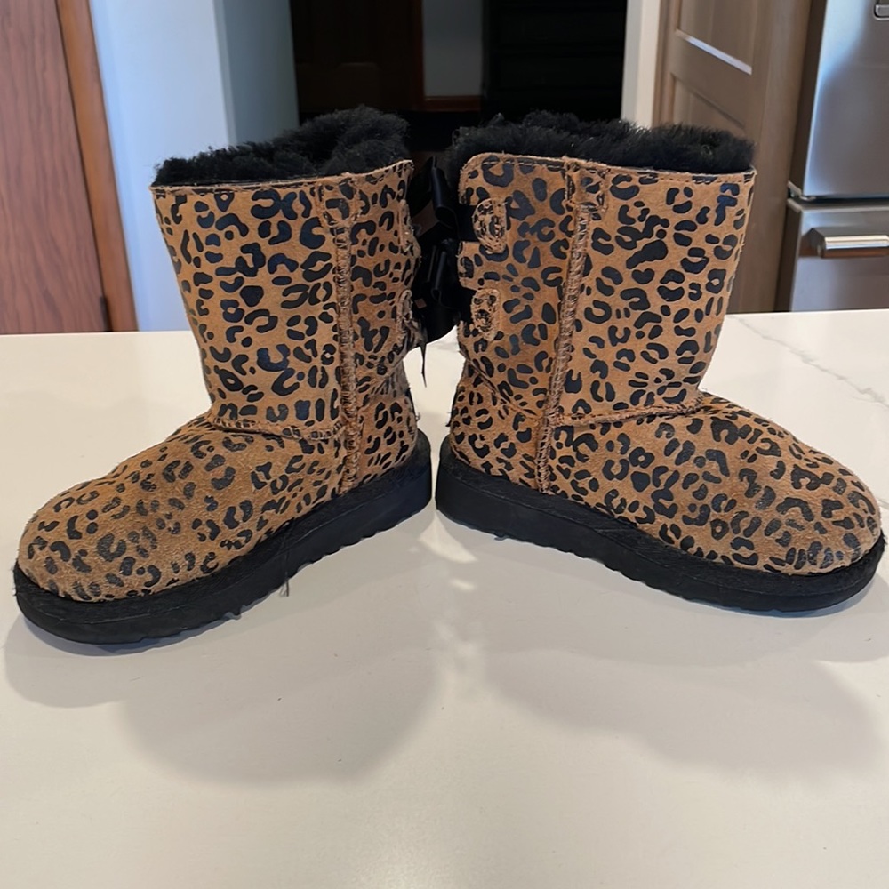 Ugg Toddler Bailey Bow Leopard Boots Chestnut - Picture 3 of 9